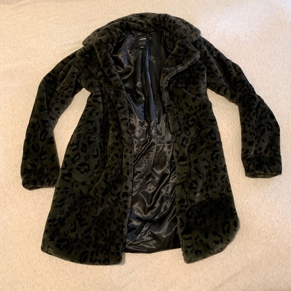 🐆 Plush leopard print coat - Picture 2 of 10